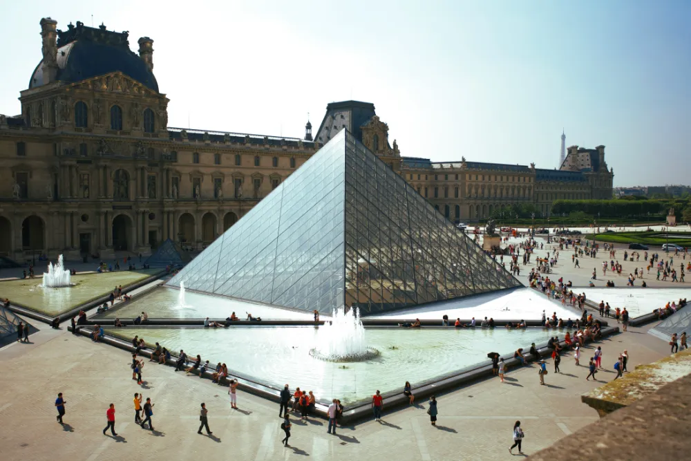 Traveler using eSIM in France