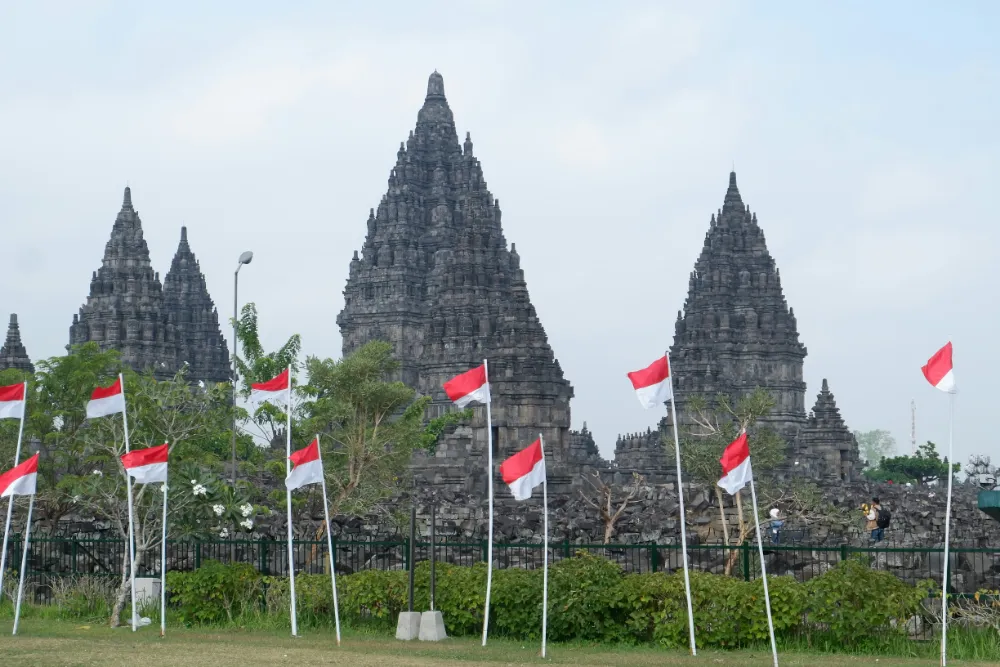 Traveler using eSIM in Indonesia