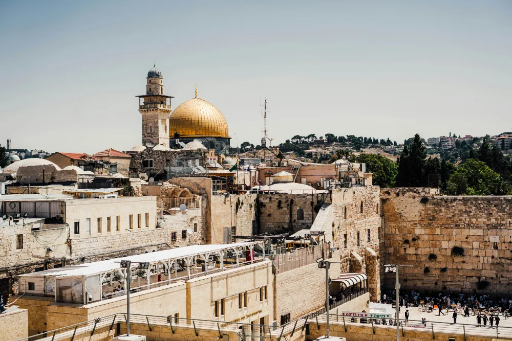 Traveler using eSIM in Israel