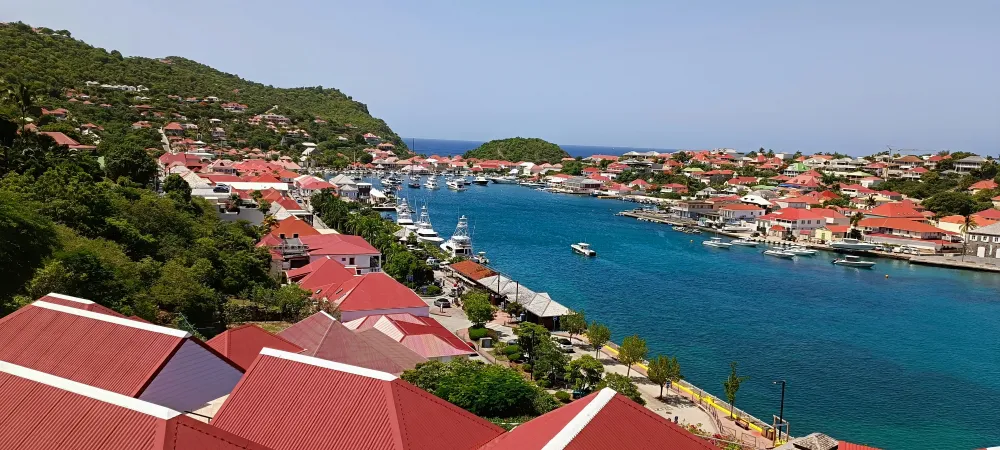 Traveler using eSIM in Saint Barthélemy